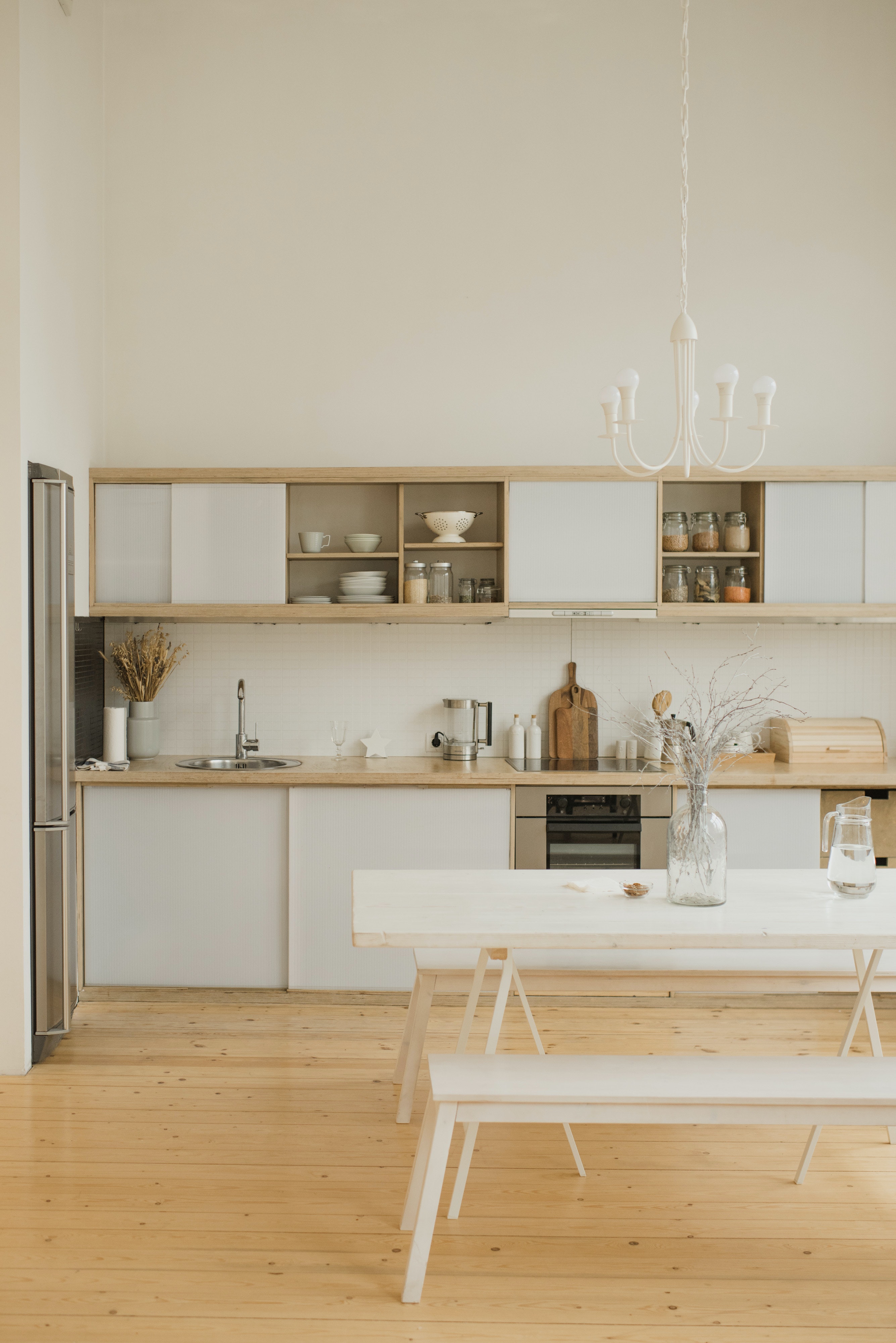 Белая кухня в стиле лофт с деревянной столешницей